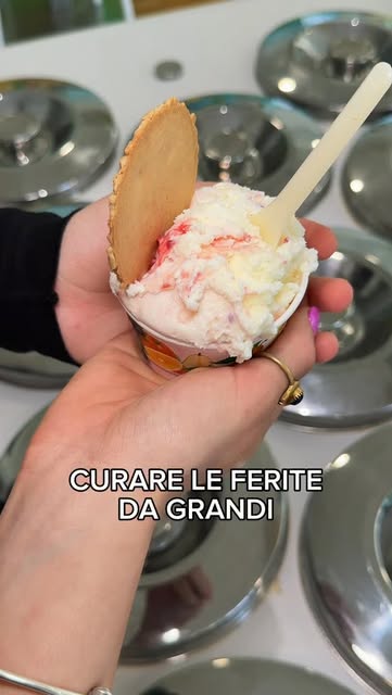 Coppetta di gelato alla crema con cialda, vista dal bancone