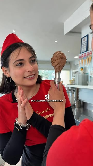 Spatola con gelato al cioccolato pronta per essere servita