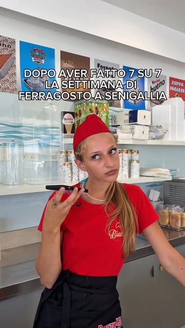 Gelataia al banco durante il turno estivo