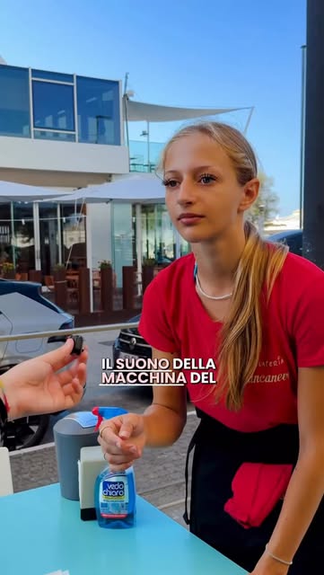 Gelataia davanti al dehors del locale