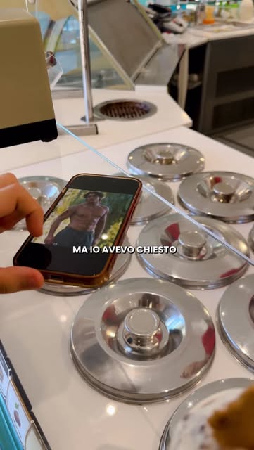 Vaschette metalliche vuote pronte per essere riempite di gelato
