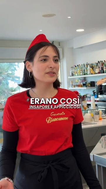 Divisa Gelateria Biancaneve con logo ricamato, dietro il bancone bar
